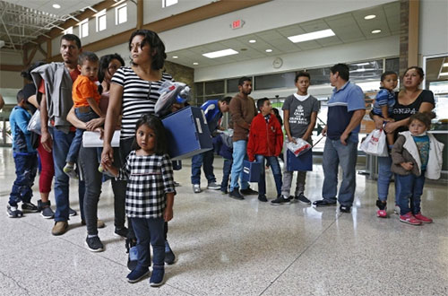 Una juez rechaza la solicitud de Trump para detener a niños inmigrantes